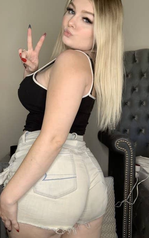 Experience Unforgettable Moments with Lola Velvet by Your Side 2 Mis Fotos